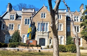 A statue of liberty in front of a building.