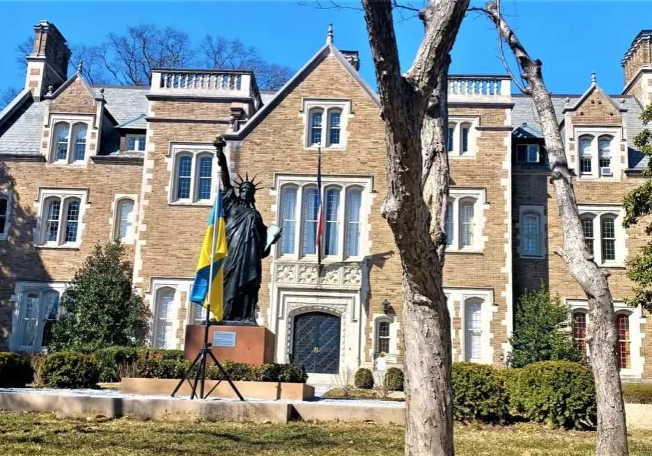 A statue of liberty in front of a building.